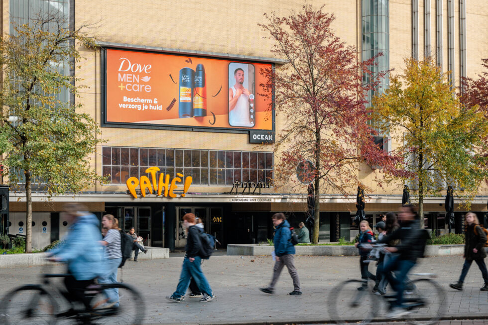 Displayce DOOH campaign for Dove with Tiktok